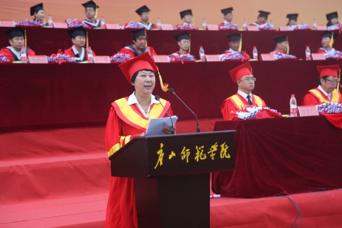 我校隆重舉行2016屆學(xué)生畢業(yè)典禮暨學(xué)歷學(xué)位授予儀式