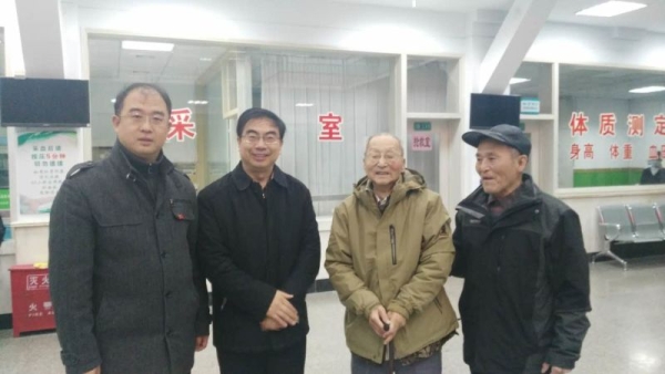 黨委書記王英看望部分離退休老同志