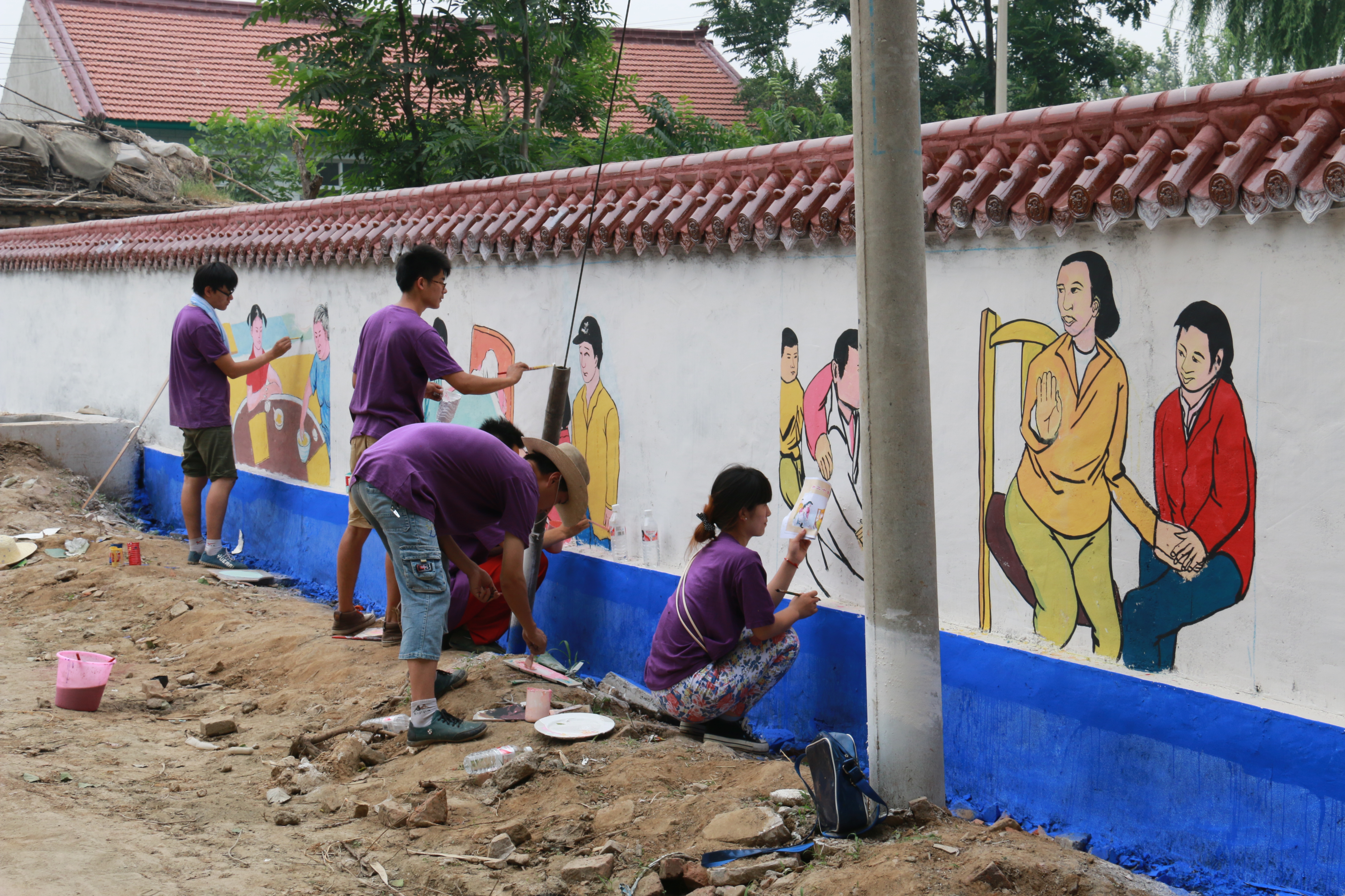 我校美術(shù)系師生為吳家坑村義務(wù)繪制文化墻