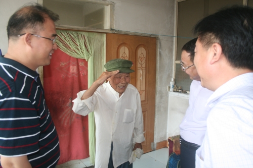 我校駐村工作組慰問石門子村抗戰老兵