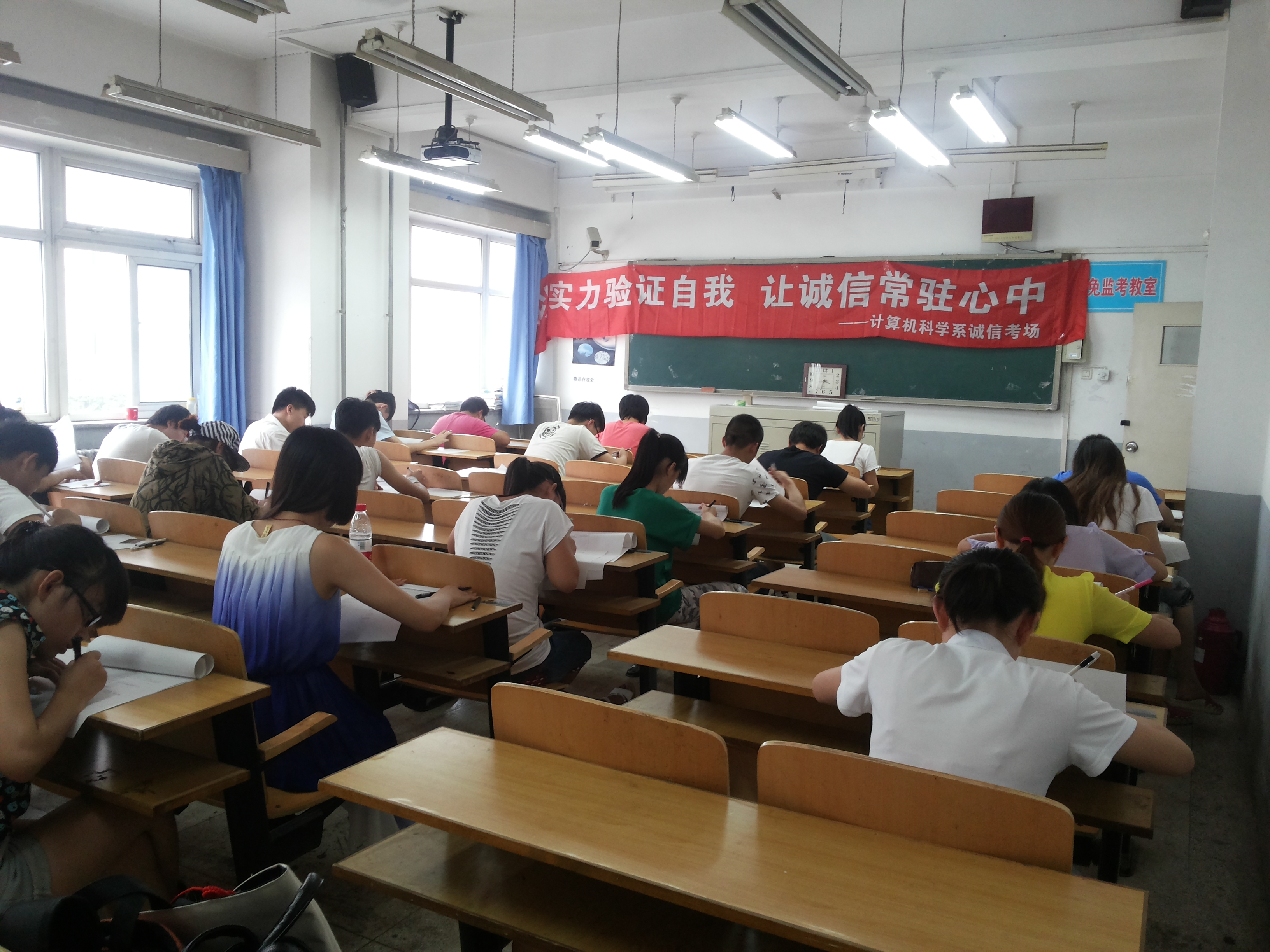 我校深化推進(jìn)免監(jiān)考工作