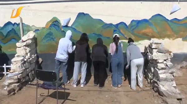 《唐山直播50分》——大學(xué)生巧手墻繪美化鄉(xiāng)村