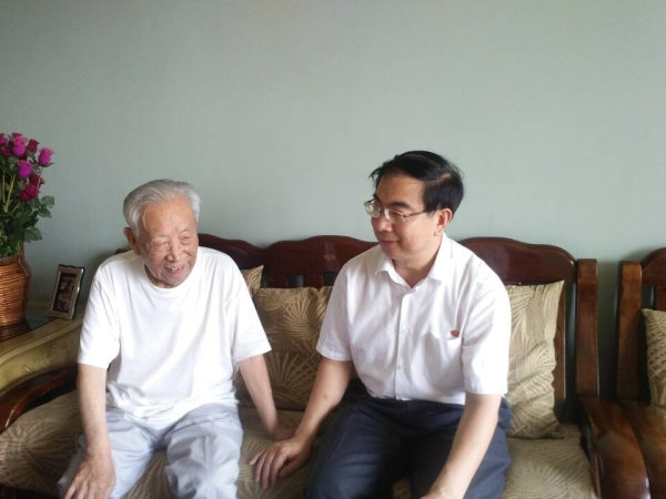 學校領導走訪慰問部分離退休黨員