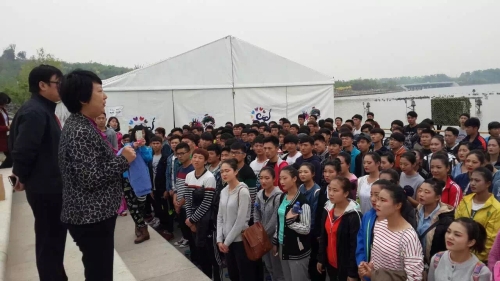 校長杜彩芹到南湖慰問我校參加世界園藝博覽會演職人員