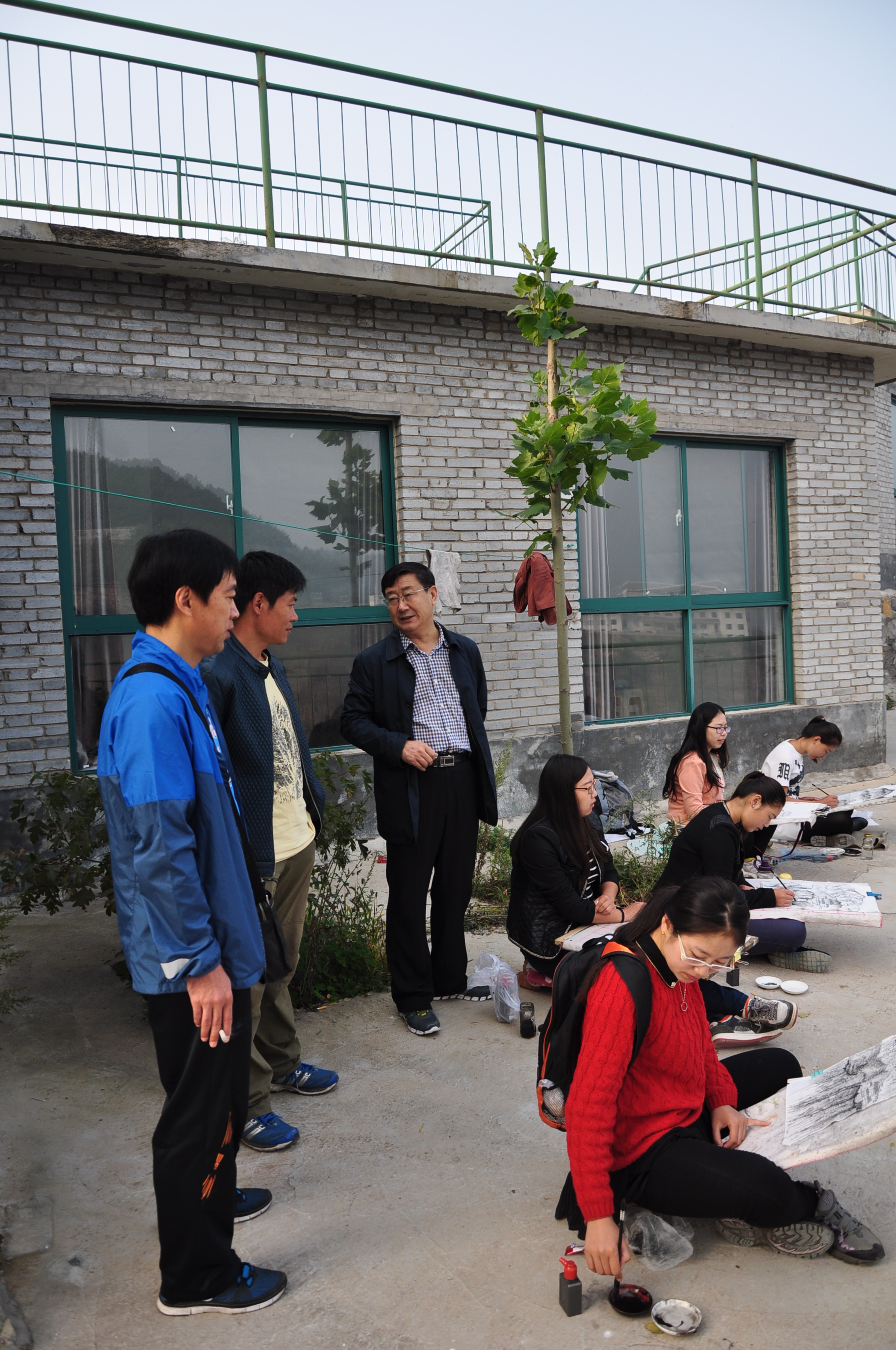 閻滿富副院長考察美術系實踐教學活動