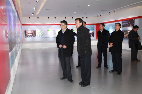 心系母校師生 情系母校發(fā)展—中紀(jì)委委員、內(nèi)蒙古自治區(qū)黨委原常委、紀(jì)委原書記張力同志向我校捐贈藏書