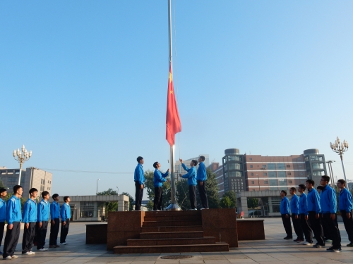 我校隆重舉行國旗下的“開學第一課”活動