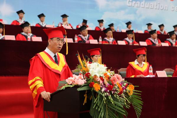 我校隆重舉行2013屆學生畢業典禮暨學位授予儀式
