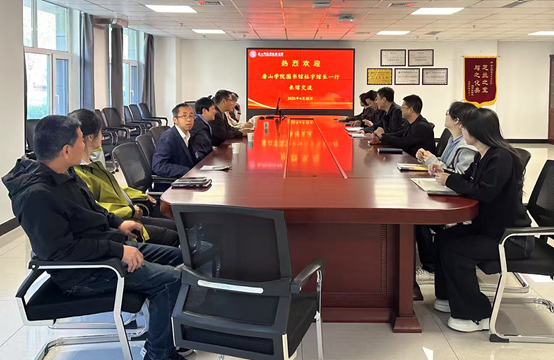 唐山學(xué)院圖書(shū)館杜宇館長(zhǎng)一行來(lái)我校圖書(shū)館交流