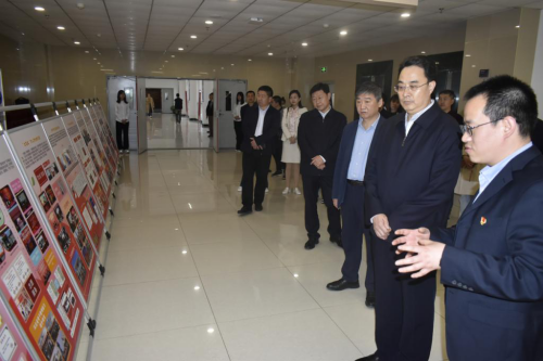 校領(lǐng)導(dǎo)參觀馬克思主義學(xué)院思政課建設(shè)五年成果展