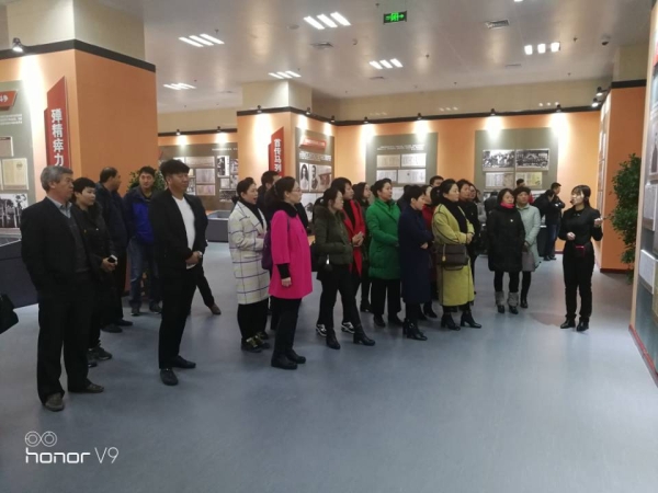 我校組織黨員干部參觀李大釗檔案文獻展