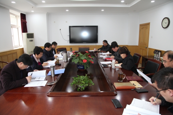 校黨委理論學習中心組集中學習全國兩會精神