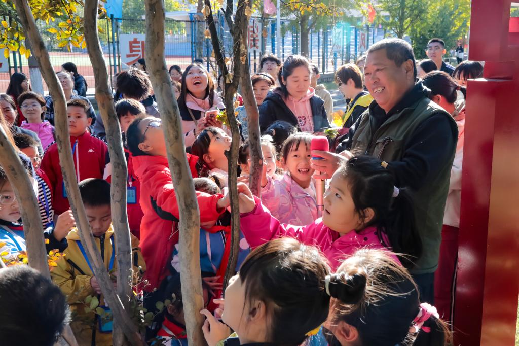 生命科學系與翔云道小學開展“探尋花草之印，感悟生命之美”植物科普活動